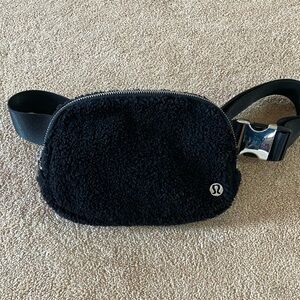 LULULEMON BLACK FLEECE BELT BAG
EXCELLENT CONDITION